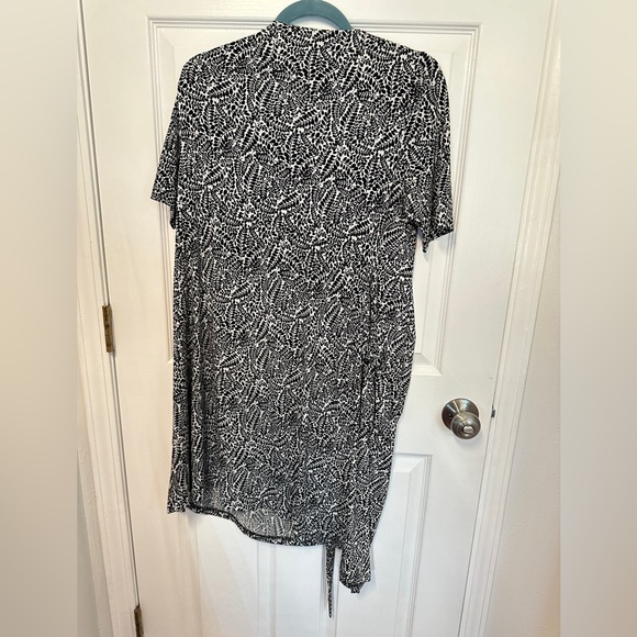 Motherhood Maternity Wrap-Dress - lightweight - easy to adjust - size M - Picture 2 of 4